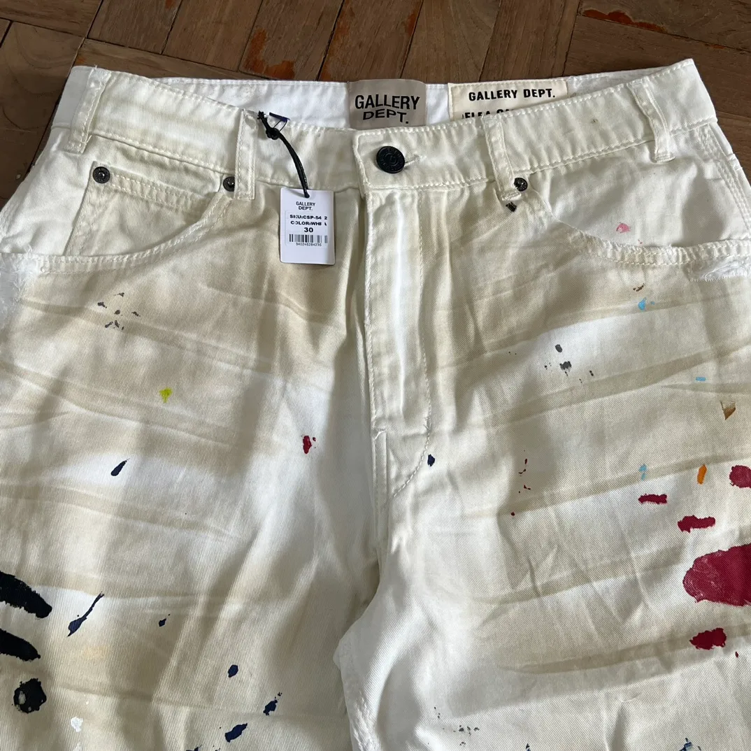 GALLERY DEPT. FLEA CARPENTER SHORTS Ink-cut knife-cut mud-dyed denim shorts. Destroyed VINTAGE distressed denim shorts. Distressed white S-XL. Washed cement-dyed to make it old. Knife cut holes. Cat whiskers are worn. Customized complete set with logo accessories. Purely handmade acrylic splash-ink graffiti shorts.